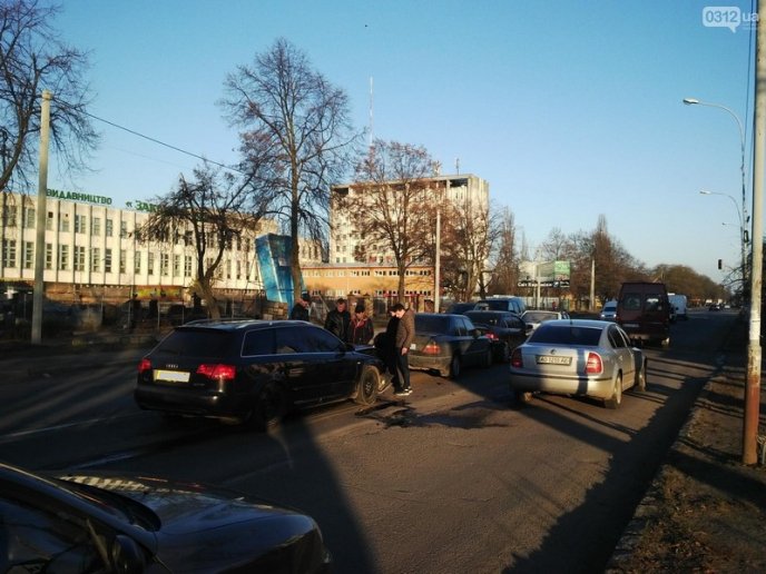 Аварія в Ужгороді: зіткнулися одразу 4 машини – 01