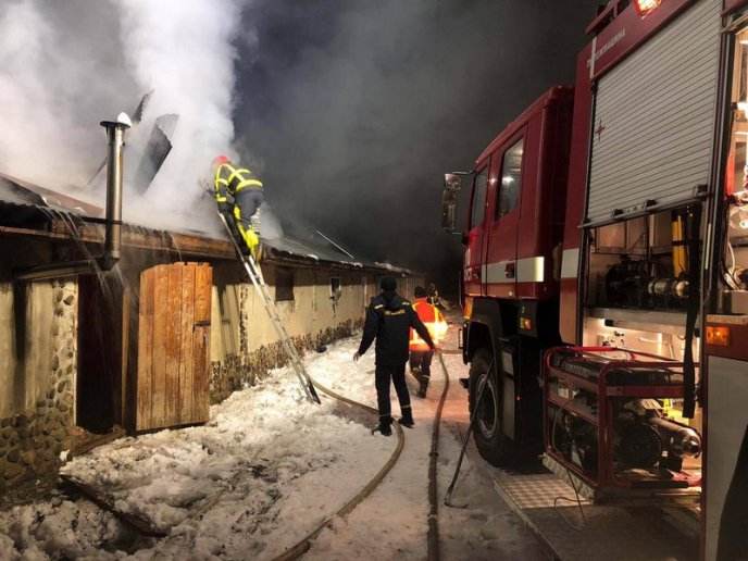 Масштабна пожежа у Хусті: рятувальники оприлюднили фото – 05