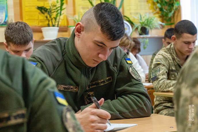 Нацгвардійці разом із вихованцями військового ліцею писали диктант єдності у Мукачеві – 01