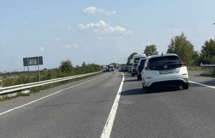 Біля Зняцева сталась ДТП. На трасі утворились затори – 01