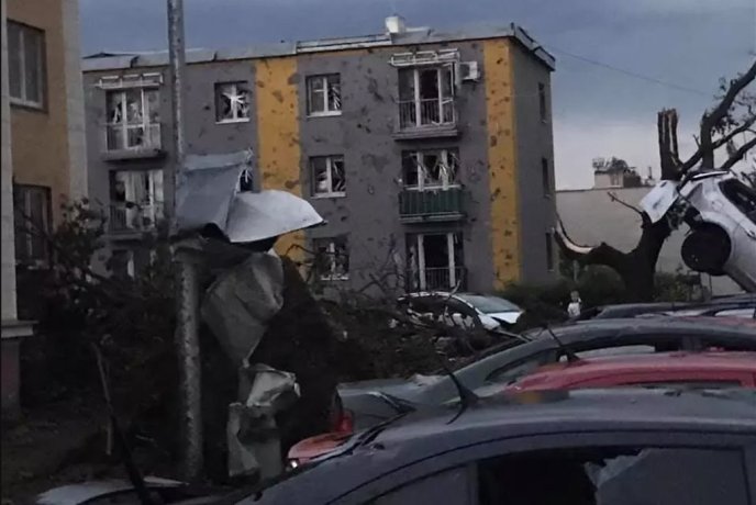 Страхіття у Чехії: торнадо руйнував будинки, сотні людей постраждали – 16 Страхіття у Чехії: торнадо руйнував будинки, сотні людей постраждали – 16