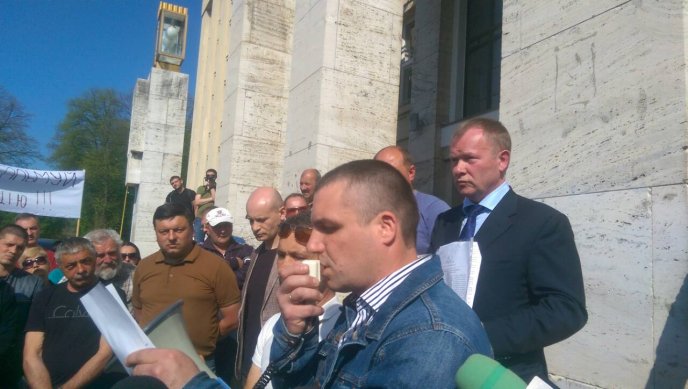 Під стінами Закарпатської ОДА зібрався мітинг. Люди викрикують звернення до Геннадія Москаля – 05