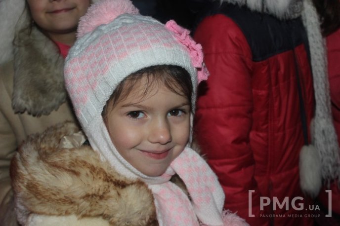 У Мукачеві засяяла головна новорічна ялинка міста – 19