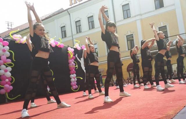 У центрі Мукачева провели танцювальне свято – 11