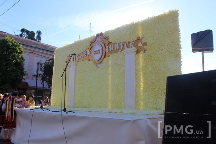 У Мукачеві стартував парад випускників – 12