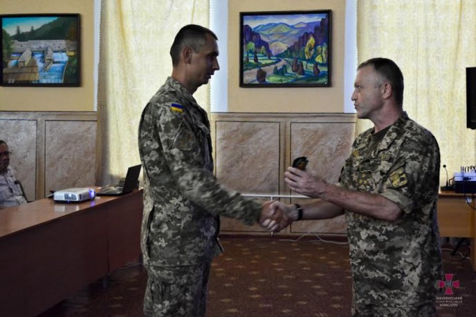 У обласному військкоматі нагородили військовослужбовців та працівників Збройних Сил України – 05