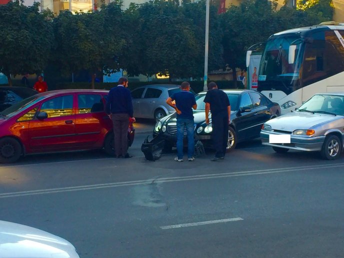 ДТП в Ужгороді: "Мерседес" протаранив два автомобілі – 04