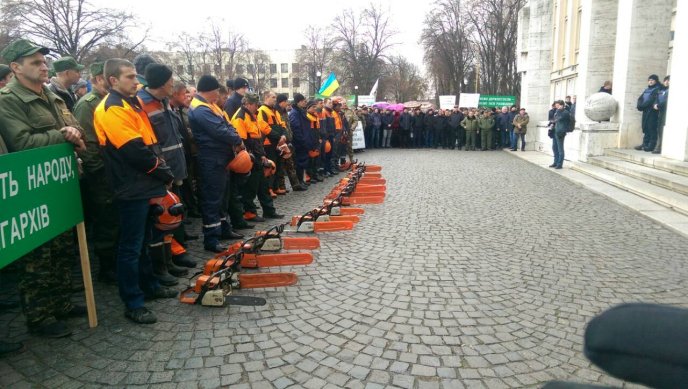 Лісівники прийшли із бензопилами під стіни Закарпатської ОДА – 01