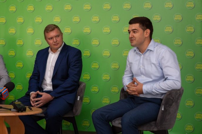 У Мукачеві презентували офіс партії "Слуга Народу" – 01