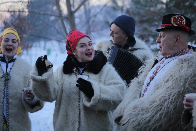 Закарпатські вина, смачні страви та дзвінкі пісні: у Мукачеві урочисто відкрили фестиваль "Червене вино" – 06