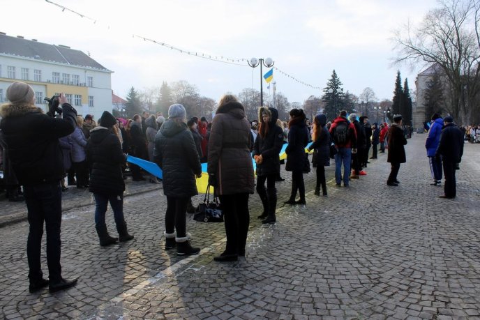 На головній площі Закарпаття молодь розгорнула 100-метровий прапор України – 06