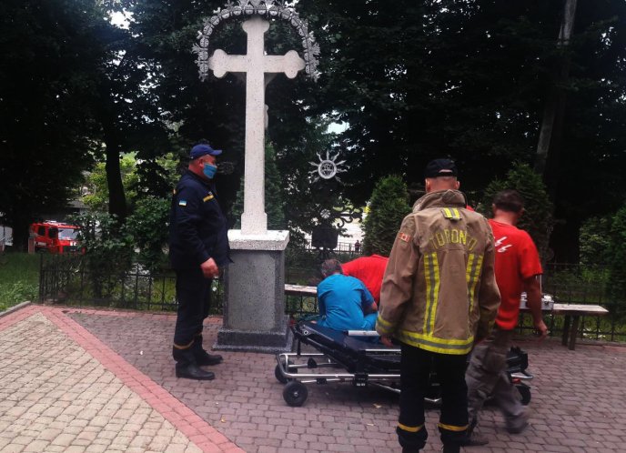 На території одного з храмів Виноградівщини жінка наштрикнулась рукою на огорожу – 02