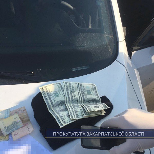 Як "заробляв" прикордонник: чоловіка затримали при отриманні 900 доларів – 02 Як "заробляв" прикордонник: чоловіка затримали при отриманні 900 доларів – 02