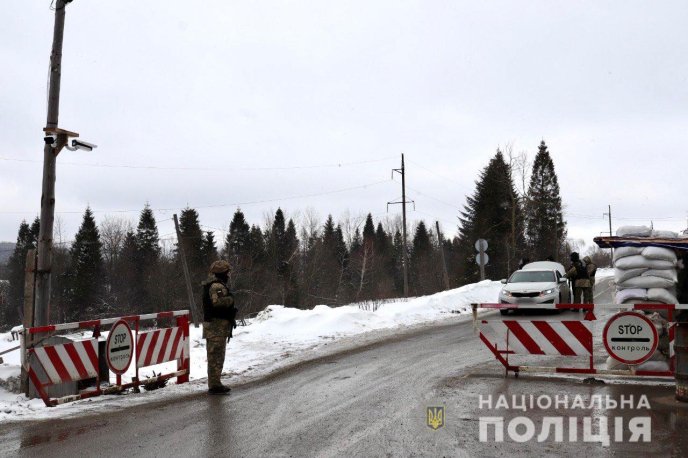 Перевіряють у всіх документи: на в’їзді в область працюють 4 блокпости – 01