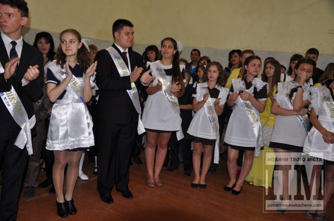 У мукачівській ЗОШ №20 відбулось свято "Останнього дзвоника" (ФОТО) – 11