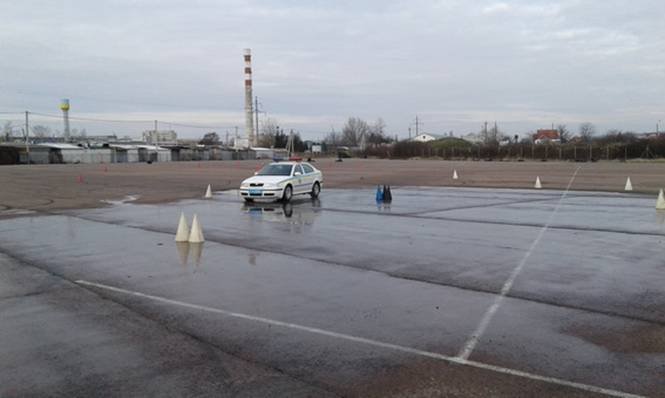 Закарпатські поліцейські "відшліфували" майстерність їзди в екстремальних умовах – 04