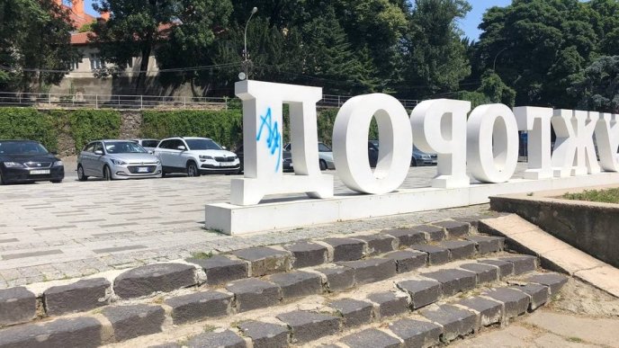 Хулігани наробили шкоди в центрі Ужгорода – 02