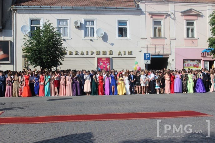 На центральній площі Мукачева проходить "Свято випускників – 2016"  – 03