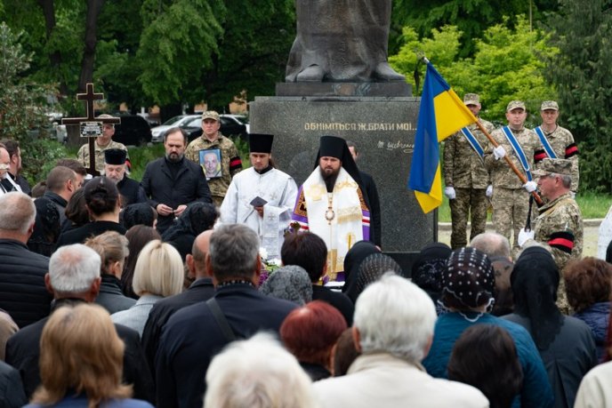 Залишилися дружина і троє дітей: на Закарпатті поховали військового – 10