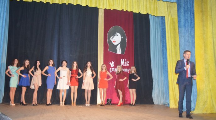 Красуні-дівчата змагались за титул найвродливішої студентки – 02