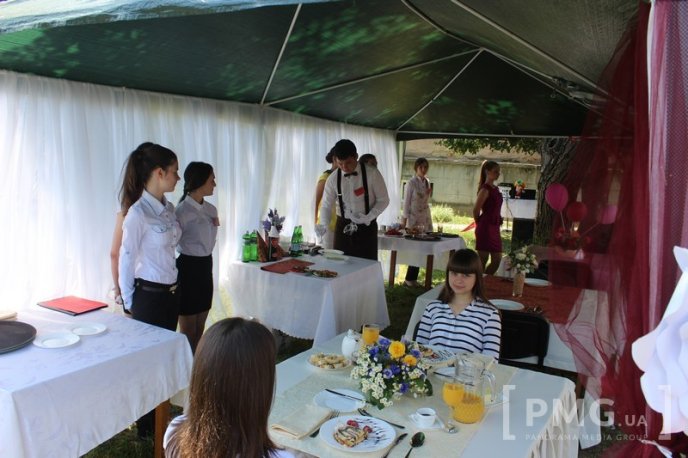 Студенти Мукачівського торговельно-економічного коледжу показали як правильно працювати в ресторанах – 09