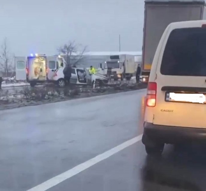 Рух трасою ускладнено: біля селища Середнє сталась аварія – 02