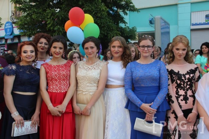 На центральній площі Мукачева проходить "Свято випускників – 2016"  – 15