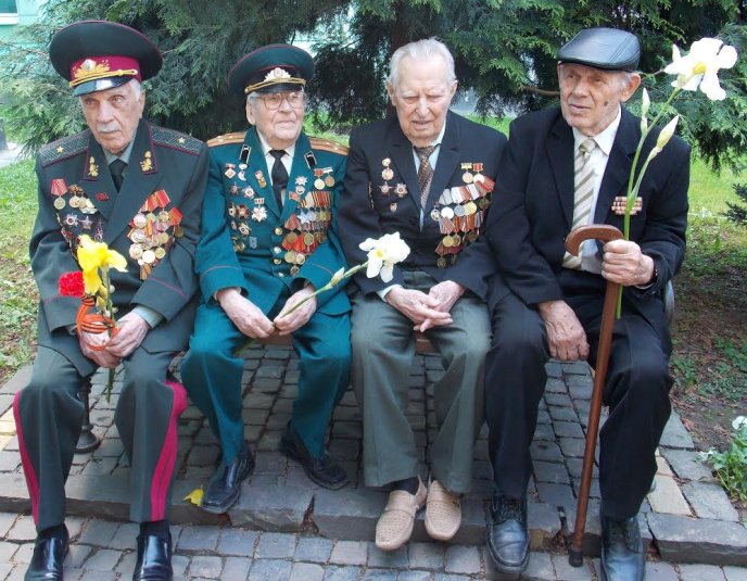 У Мукачеві цьогоріч свято Перемоги відзначили скромно та без масових заходів (ФОТО) – 04