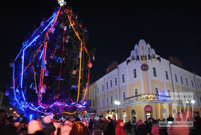 У Мукачеві урочисто запалили святкові вогні головної ялинки міста (ФОТО, ВІДЕО) – 02