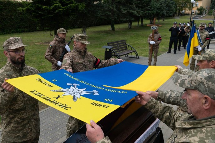 В Ужгороді поховали Героя, який минулого року став на захист України – 08 В Ужгороді поховали Героя, який минулого року став на захист України – 08