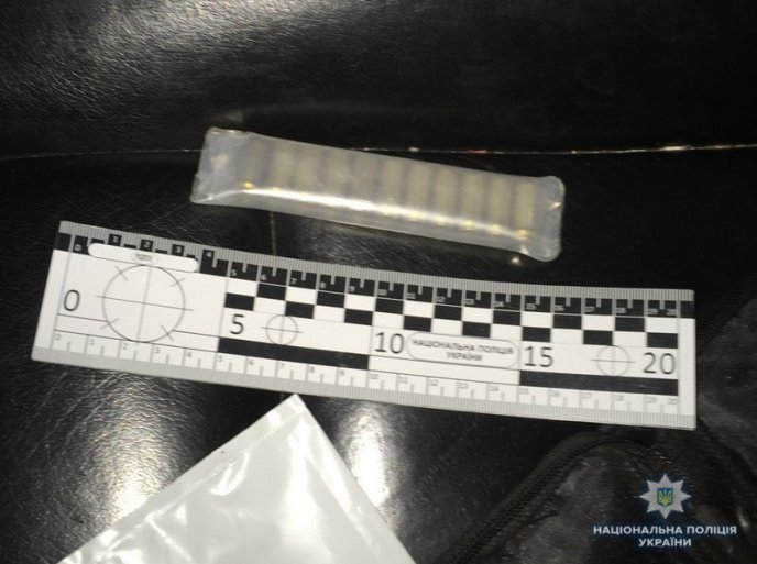 В автомобілях закарпатців знайшли зброю та наркотичні речовини – 04