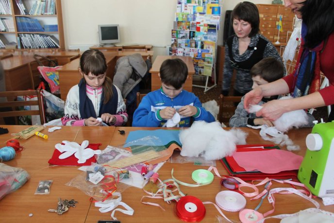 У Закарпатській обласній бібліотеці відбувся майстер-клас з виготовлення іграшок-валентинок – 12