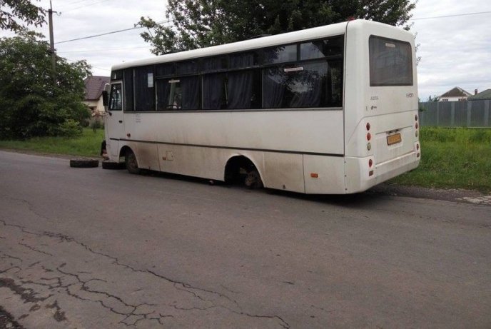На Ужгородщині під час руху в маршрутки відпало колесо – 01