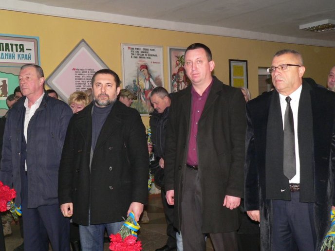 У Чинадіївській школі відкрили меморіальну дошку загиблому бійцю АТО Олександру Тербану – 01