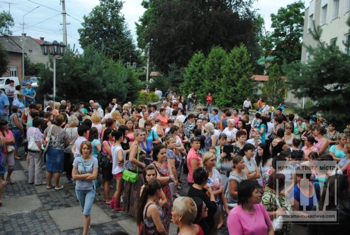 Сьогодні Мукачево мітингувало: сотні жінок перекрили дорогу та вимагали не забирати чоловіків у армію (ФОТО) – 06