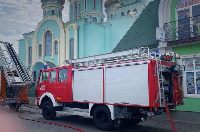 На Закарпатті горіла церква: рятувальники розповіли подробиці – 02
