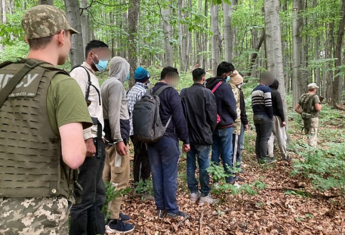 У лісі затримали 12 людей – 04