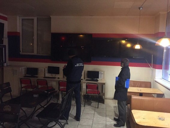 У містах Закарпаття поліція масово закриває гральні заклади – 01