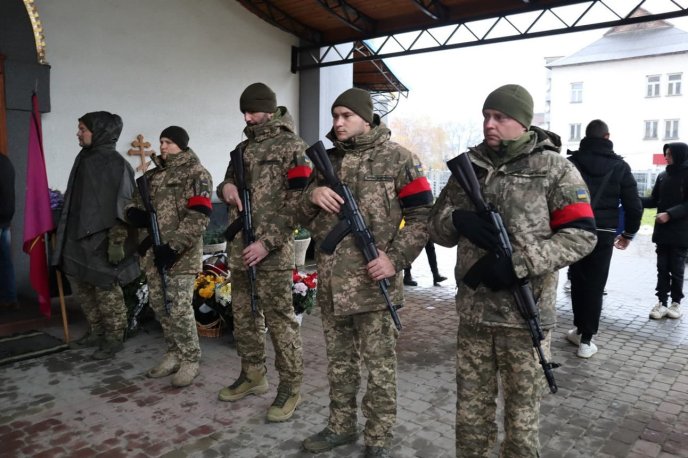 Мужнього воїна, який вважався безвісти зниклим, провели в останню путь – 02 Мужнього воїна, який вважався безвісти зниклим, провели в останню путь – 02