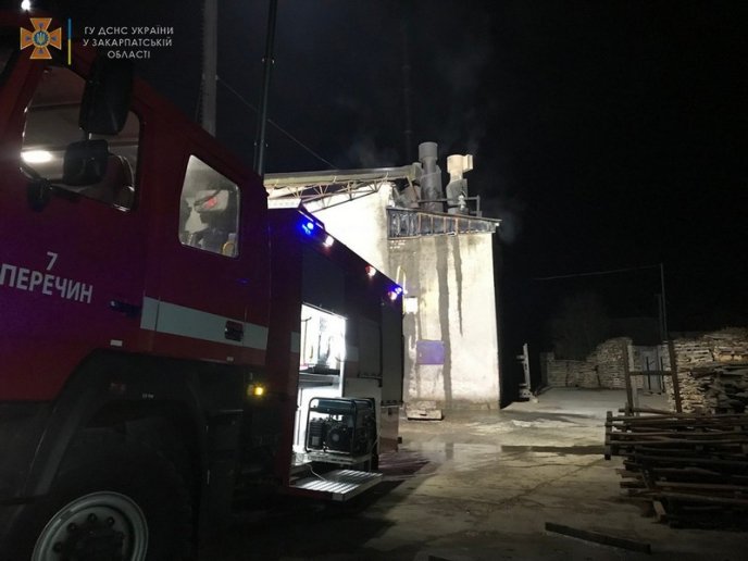 Ввечері на Закарпатті горіло деревообробне підприємство – 01