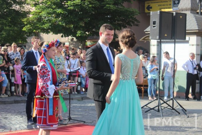 На центральній площі Мукачева проходить "Свято випускників – 2016"  – 26