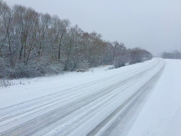 На Карпатських перевалах через сильні снігопади утворились кількакілометрові затори – 04