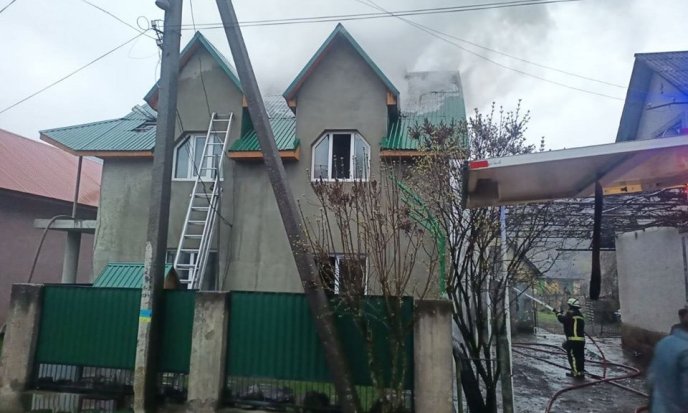 Вихідними рятувальники гасили пожежу в двоповерховому будинку – 01 Вихідними рятувальники гасили пожежу в двоповерховому будинку – 01
