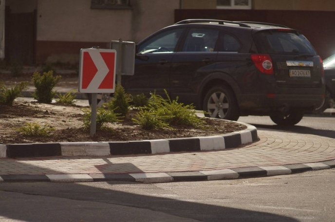 У мікрорайоні Росвигово в Мукачеві завершується облаштування нового перехрестя – 12