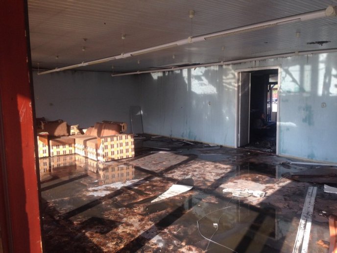 На вулиці Верді у Мукачеві: знищено меблі, комп’ютерну техніку та весільні аксесуари – 01