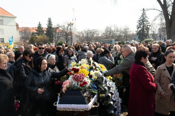 В Ужгороді поховали 39-річного військового, який загинув на війні – 01 В Ужгороді поховали 39-річного військового, який загинув на війні – 01
