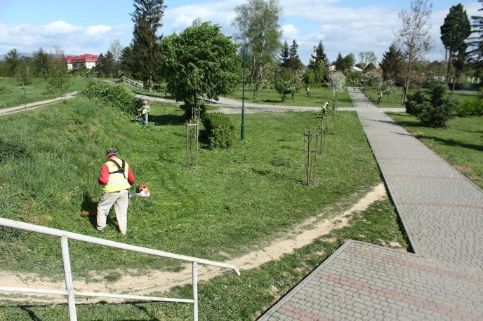 У парку "Перемога" в Мукачеві скошують траву та готують зону відпочинку до вихідних – 01