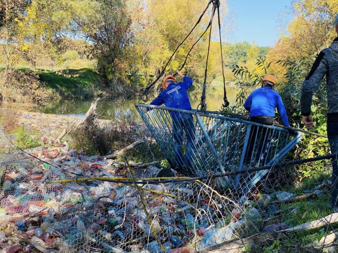 У закарпатському селі із річки виловили сотні кілограм сміття – 01 У закарпатському селі із річки виловили сотні кілограм сміття – 01