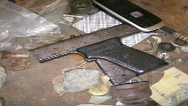 У озброєного жителя Воловеччини поліція вилучила дві гранати та три пістолети – 01 У озброєного жителя Воловеччини поліція вилучила дві гранати та три пістолети – 01