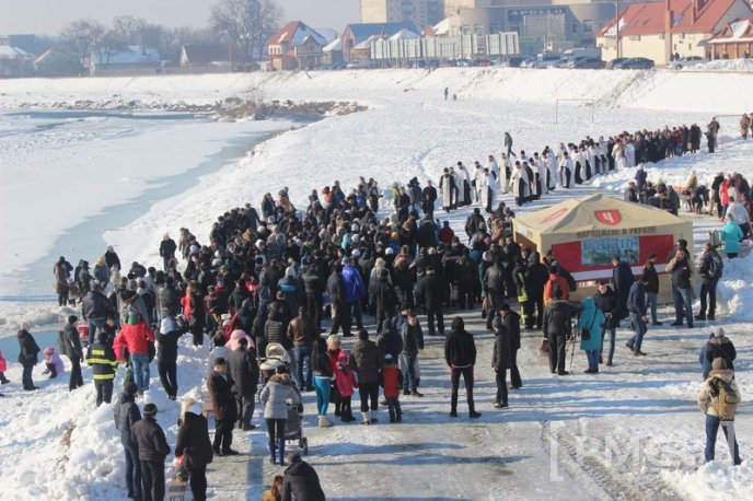 Владика Феодор освятив у Мукачеві воду в річці Латориця – 02